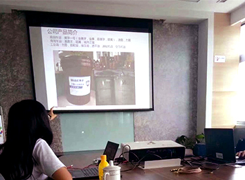 從營(yíng)銷的角度講，網(wǎng)絡(luò)上生產(chǎn)者和消費(fèi)者一對(duì)一的互動(dòng)溝通，使生產(chǎn)者更快地了解消費(fèi)者的要求、愿望及改進(jìn)意見，將工業(yè)時(shí)代大規(guī)模生產(chǎn)、大規(guī)模數(shù)據(jù)營(yíng)銷改進(jìn)為小群體甚至個(gè)體營(yíng)銷，為消費(fèi)者提供了極大的滿足，迎合了現(xiàn)代拓客營(yíng)銷理念