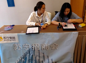 同時(shí)，它的革命性在于縮短了整個(gè)經(jīng)濟(jì)活動(dòng)的中間環(huán)節(jié)，降低了交易成本，節(jié)約了社會(huì)資源。在大數(shù)據(jù)營(yíng)銷機(jī)制上，招商外包公司克服了橫在生產(chǎn)者和消費(fèi)者之間的時(shí)間、空間障礙，弱化了存在于二者之間的各種中間環(huán)節(jié)和渠道