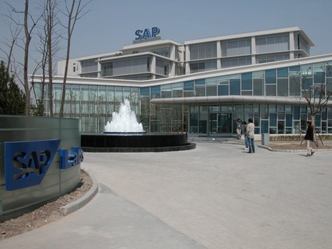 與此同時(shí)，網(wǎng)絡(luò)營(yíng)銷公司的互動(dòng)性也使消費(fèi)者獲得信息的能力增強(qiáng)，使得營(yíng)銷外包實(shí)施差別定價(jià)的過程中也存在著一定的風(fēng)險(xiǎn)