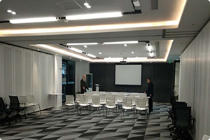 網(wǎng)絡(luò)本身就具有快速、高效、低成本的特點(diǎn)，在互聯(lián)網(wǎng)上信息資源共享，進(jìn)入障礙為零，作為一種新的傳播形式，網(wǎng)絡(luò)具有一對(duì)一的互動(dòng)特性，這是對(duì)傳統(tǒng)傳播方式面對(duì)大量受眾特征的突破